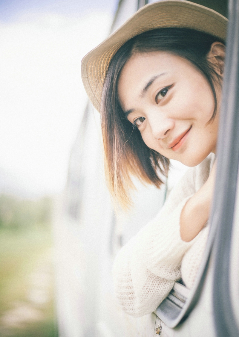 深秋田野内的气质美女温柔写真