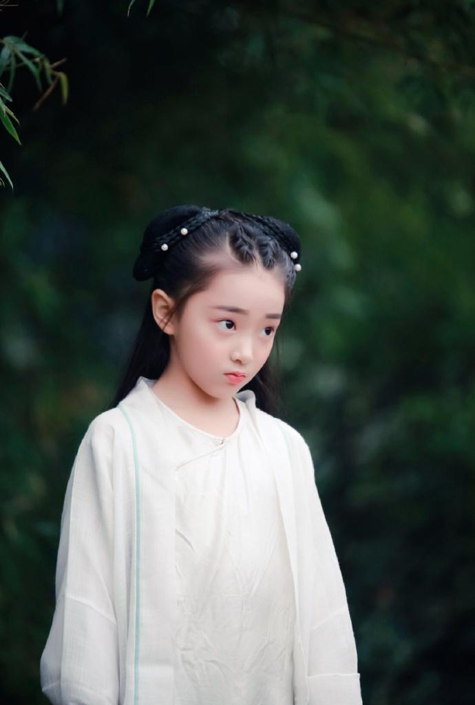 小白娘子陶奕希清纯素雅可人晒汉服写真