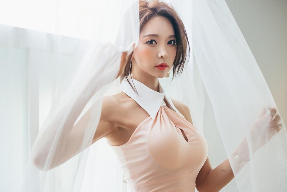 朴秀然曼妙身材韩流时尚写真(5)