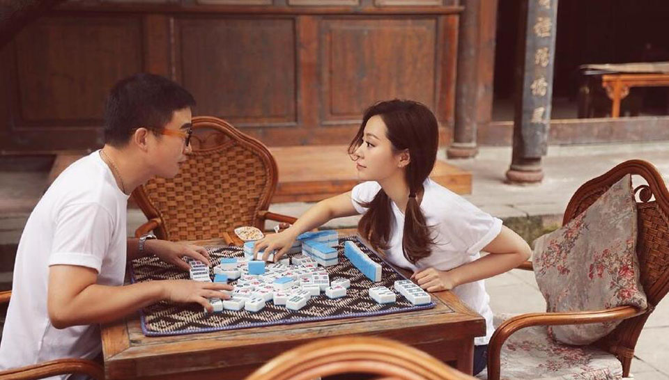 张靓颖冯轲婚纱照曝光吃串串香砌长城(5)