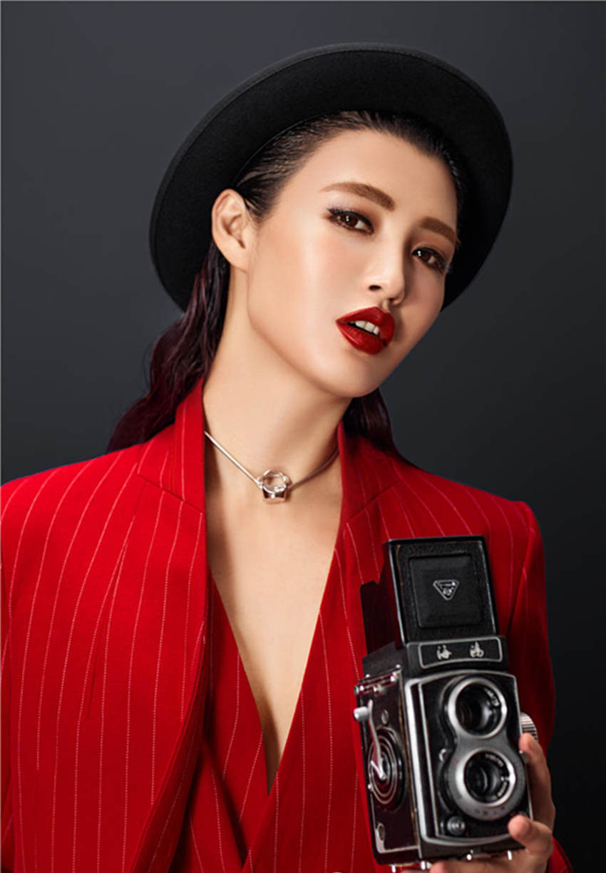 白庆琳个性十足展逆天长腿时尚写真(4)