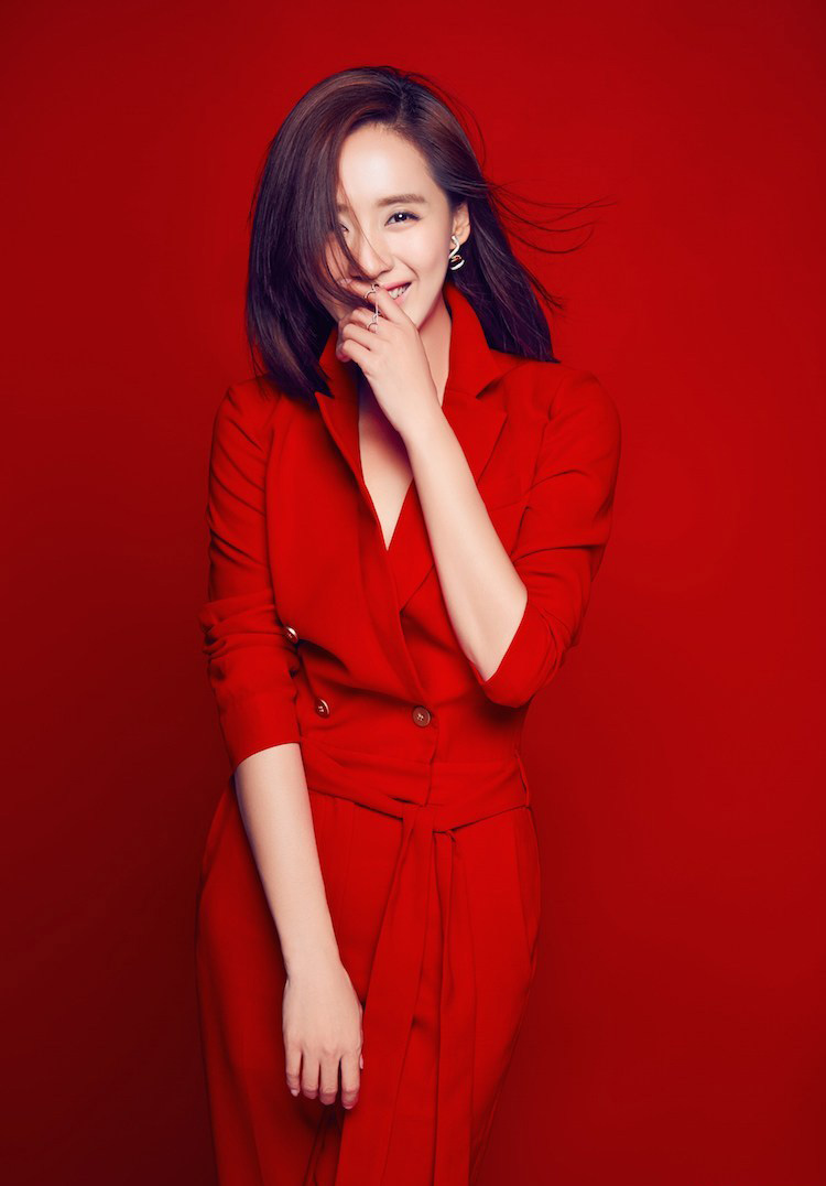 王智拍代言品牌宣传照一身红装笑容暖人(2)