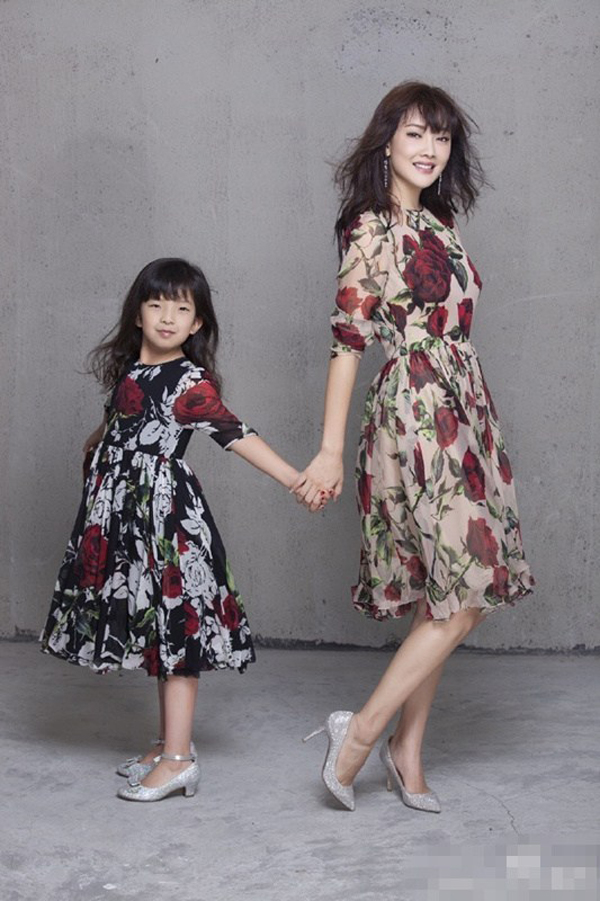 牛莉与9岁女儿花色裙摆时尚写真大片