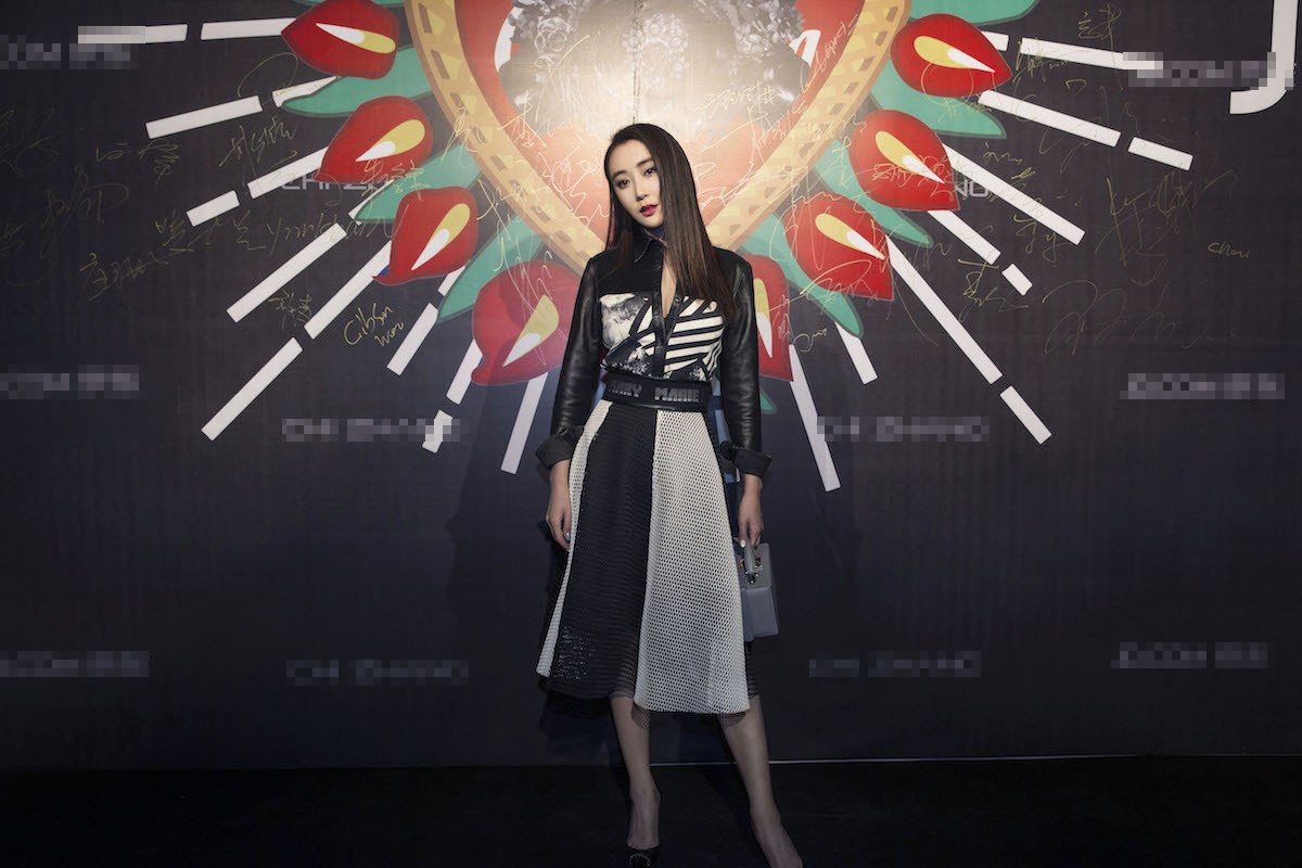 杜若溪助阵时尚大秀经典黑白搭变身酷girl(4)