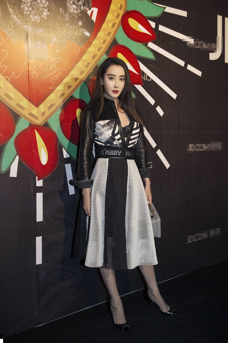 杜若溪助阵时尚大秀经典黑白搭变身酷girl(3)