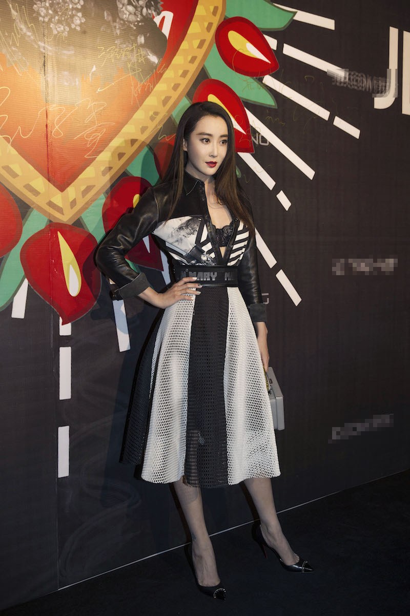杜若溪助阵时尚大秀经典黑白搭变身酷girl(2)