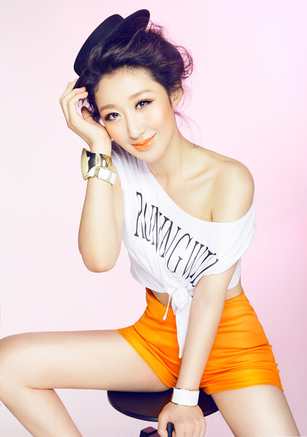 李依馨全新写真小裸香肩(5)