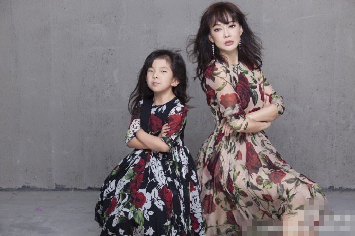 牛莉与9岁女儿花色裙摆时尚写真大片(4)