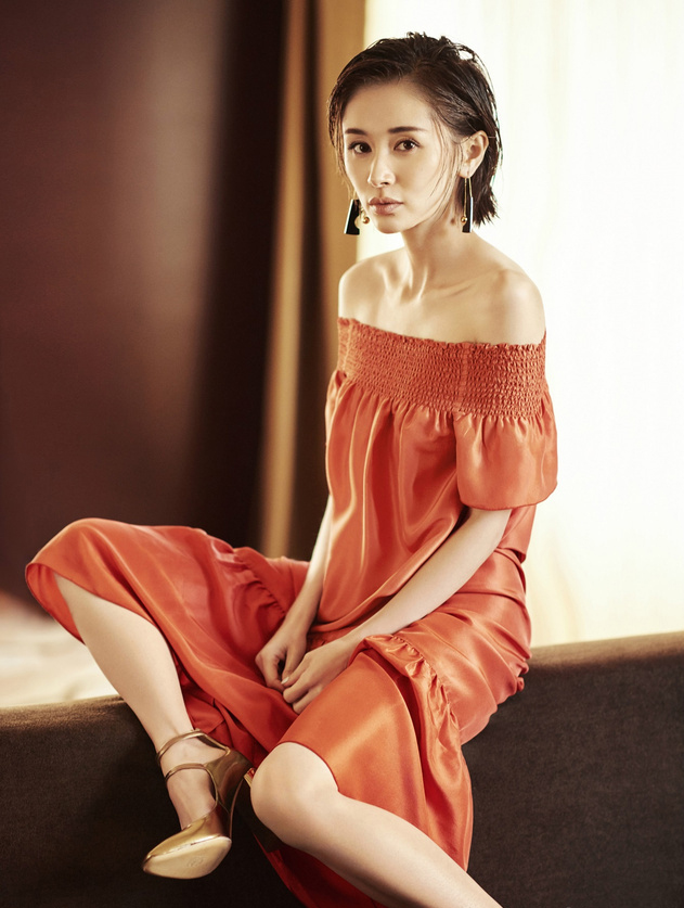 王子文湿发演绎性感精致小女人封面大片曝光(3)