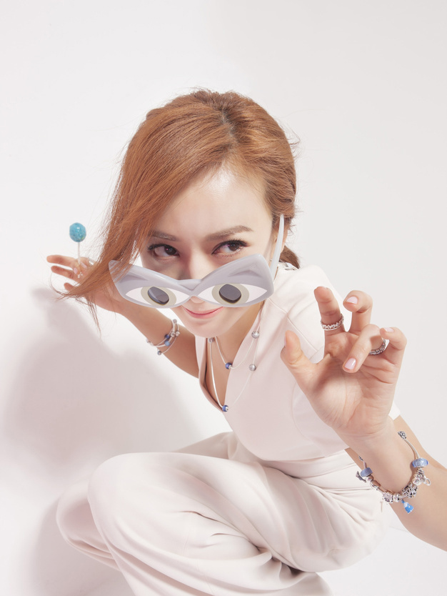陈意涵甜美另类不走寻常鬼马写真曝光(2)