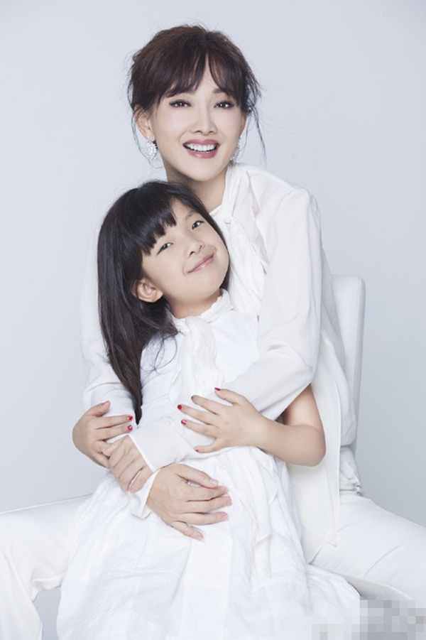 牛莉母女拍大片小瑶瑶颜值获赞(2)