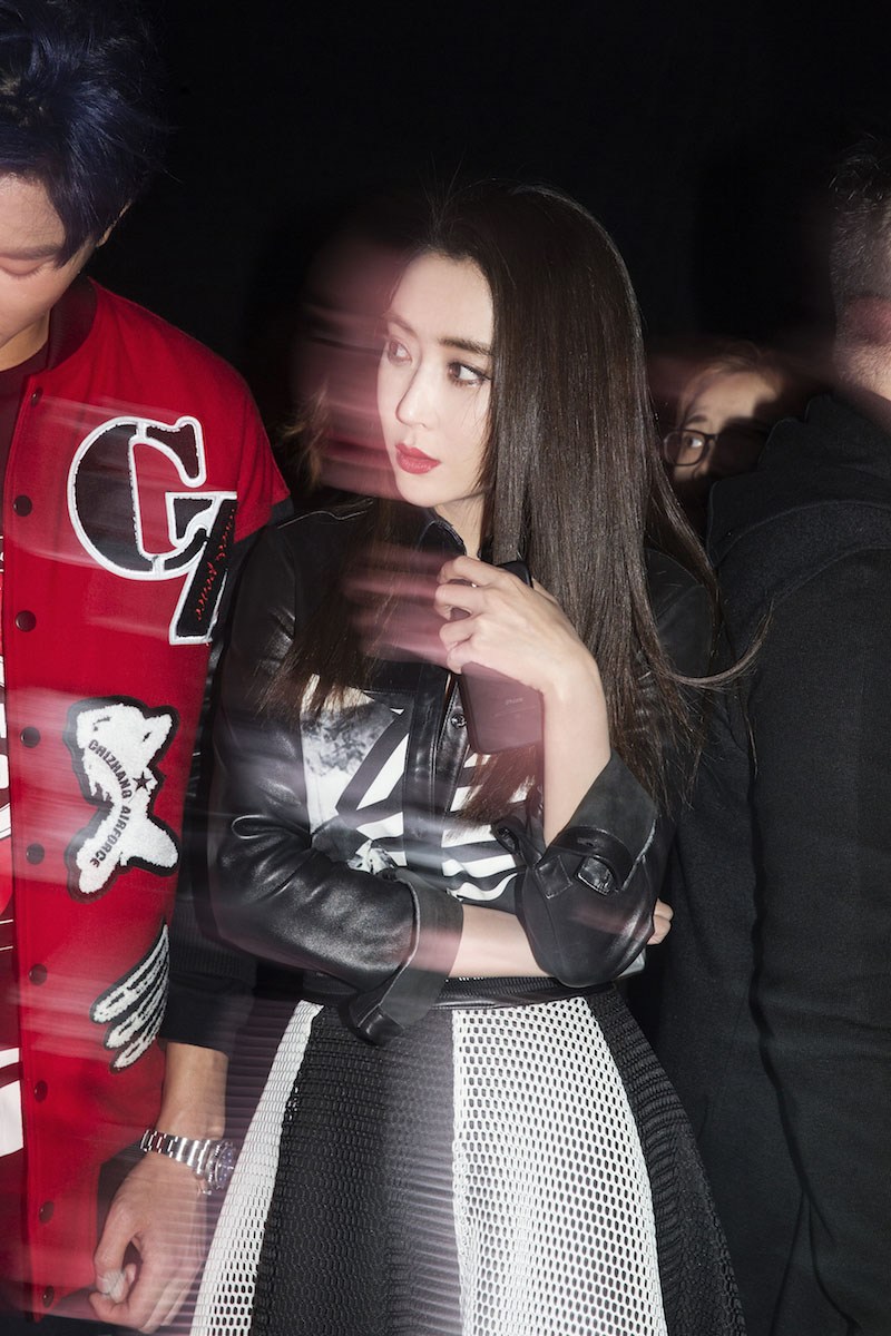 杜若溪助阵时尚大秀经典黑白搭变身酷girl